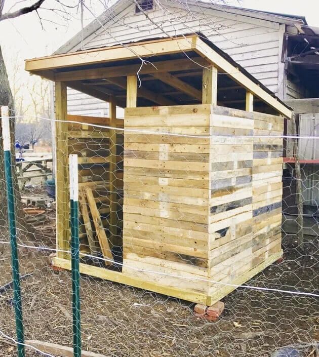 DIY Chicken Coop From Pallet Wood From Lady Lees Home