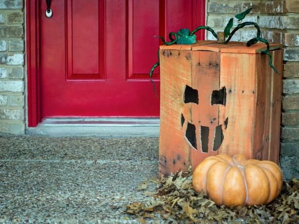 Turn Wood Pallet Into A Halloween Jack-O'-Lantern