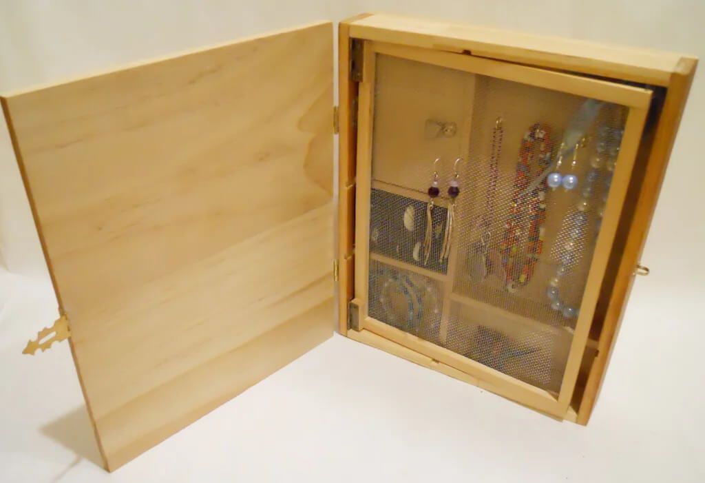 Jewelry Box With Screen Lid And Divider